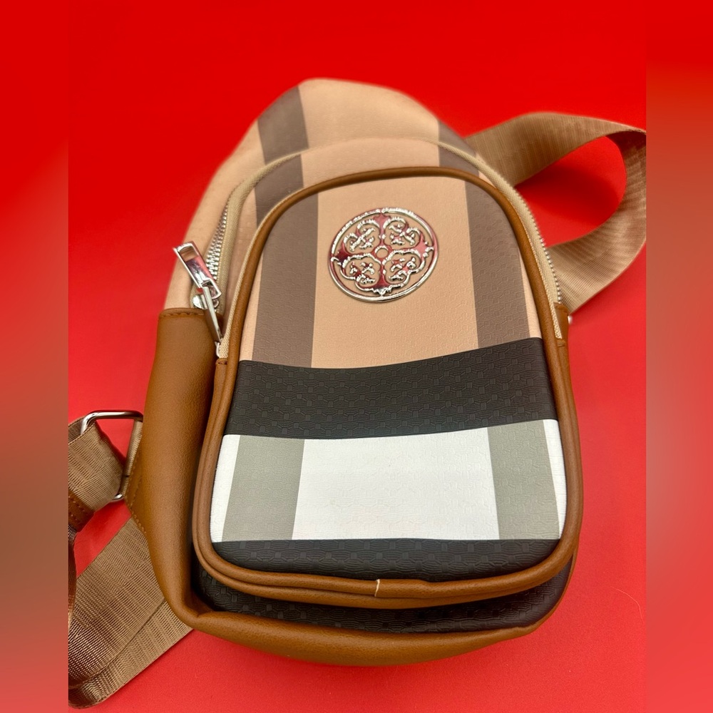 Chic Neutral Crossbody Bag – Brand New with Striped Lining ❤️🔥